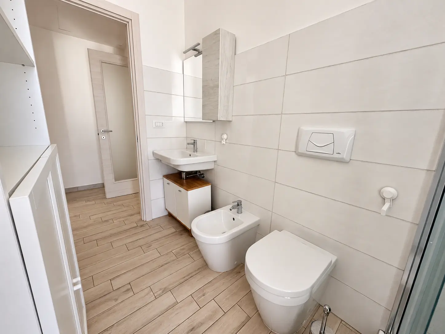 Bagno con lavabo, bidet e servizi